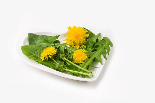 Salad Hijau Segar Dengan Dandelion Dan Bunga Yang Dapat Dimakan — Stok Foto