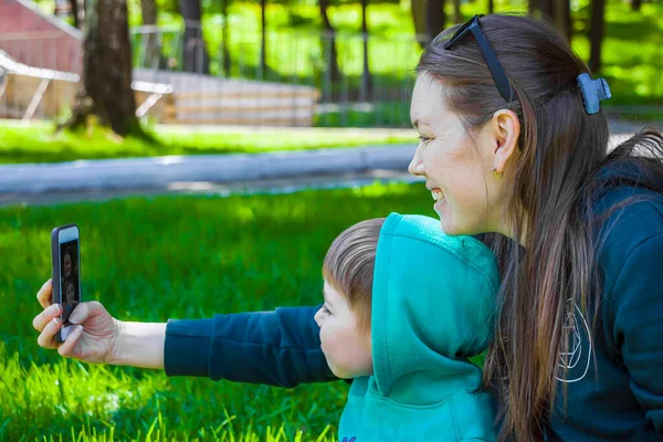 Mãe Criança Tirar Uma Foto Selfie Smartphone Parque Diversão Lazer — Fotografia de Stock