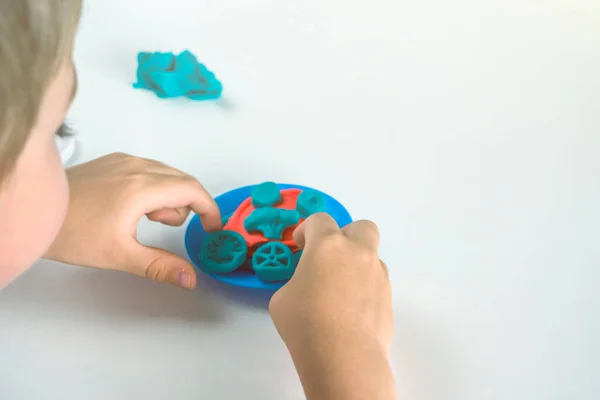 아이들의 창의력 집에서 아동발달을 플라스틱 놀이용 반죽으로 장난감을 만드는 형태에 — 스톡 사진