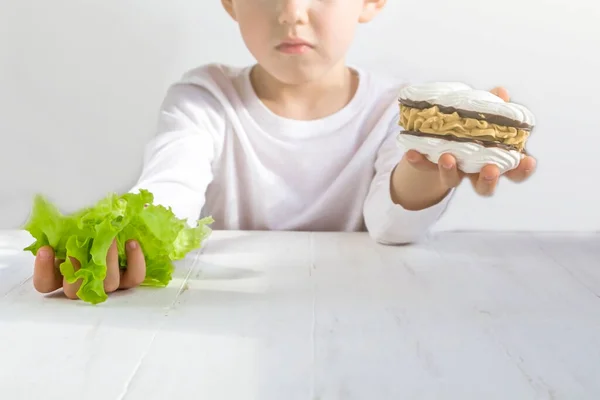 Comida Não Saudável Saudável Menino Segurando Bolo Alface Mãos Diferentes — Fotografia de Stock