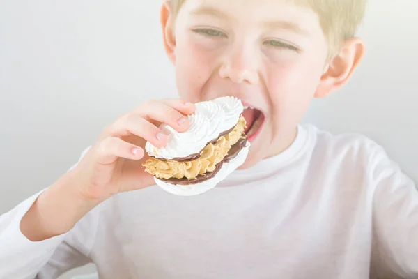 Menino Loiro Com Apetite Come Delicioso Bolo Doce Lixo Comida — Fotografia de Stock