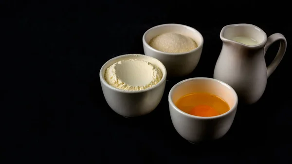 Выпечка Фон Ингредиенты Приготовления Торта Мука Яйцо Сахар Молоко Мисках — стоковое фото