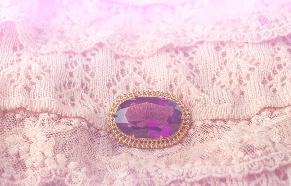 Broche Antiguo Vintage Con Una Gran Piedra Púrpura Semipreciosa Sobre — Foto de Stock