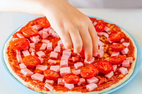 Processo Cozinhar Pizza Caseira Por Criança Mãos Criança Passo Estendem — Fotografia de Stock
