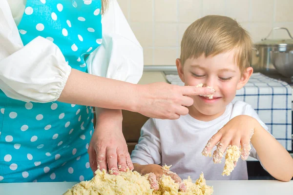 Mãe Filho Amassando Massa Massa Pão Para Assar Cozinha Casa — Fotografia de Stock