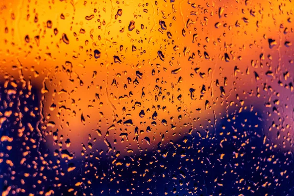 Penceredeki Yağmur Damlalarının Arasından Bokeh Işıklarıyla Parlak Yakıcı Bir Gün — Stok fotoğraf
