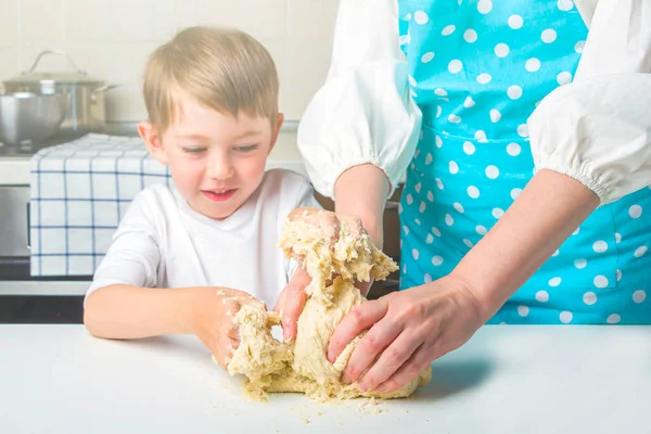 Mãe Filho Amassando Massa Massa Pão Para Assar Cozinha Casa — Fotografia de Stock