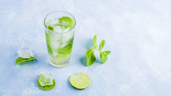 Zwei Gläser Erfrischend Kühles Detox Getränk Mit Erdbeere Limette Und — Stockfoto