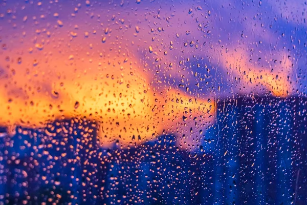 Яркий Огненный Закат Сквозь Капли Дождя Окне Боке Огней Абстрактный — стоковое фото