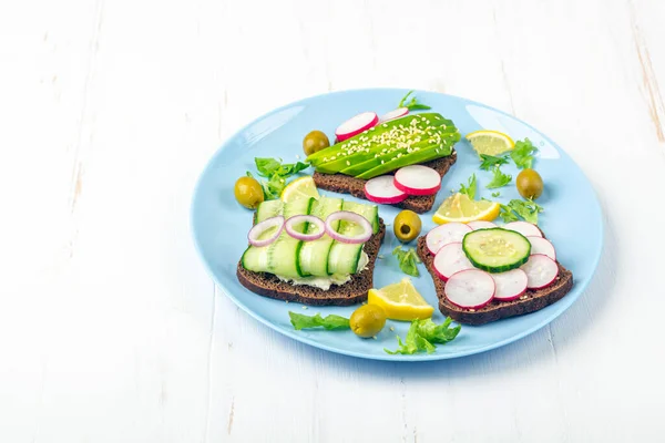 Superfood Open Vegetarische Sandwich Met Verschillende Toppings Avocado Komkommer Radijs — Stockfoto