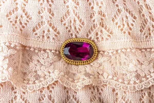 Broche Antiguo Vintage Con Una Gran Piedra Púrpura Semipreciosa Sobre — Foto de Stock