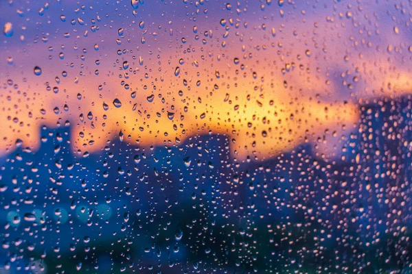 Brillante Puesta Sol Ardiente Través Gotas Lluvia Ventana Con Luces — Foto de Stock