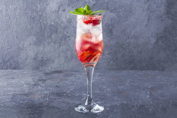 Kühlendes Erdbeer Sangria Mit Wein Erdbeere Eiswürfeln Sektglas Erfrischendes Sommergetränk — Stockfoto