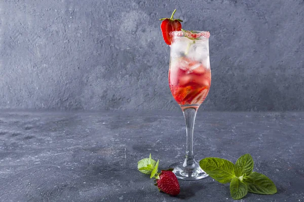 Cooling Strawberry Sangria Wine Strawberry Ice Cubes Champagne Glass Refreshing — Stock Photo, Image