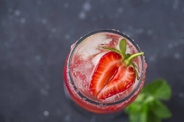 Refrigeração Coquetel Alcoólico Italiano Rossini Com Espumante Morango Cubos Gelo — Fotografia de Stock