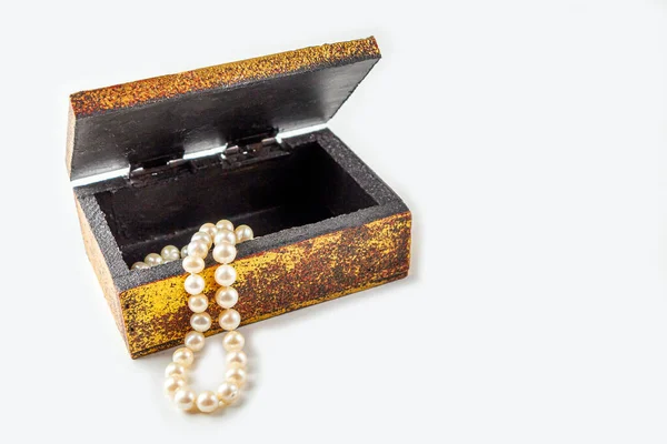 Collier Perle Perles Cercueil Vintage Métallique Antique Sur Fond Blanc — Photo