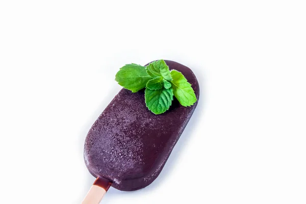 초콜릿 아이스크림은 배경에 메이드 유제품하드 여름날에는 시원하고 달콤하다 미니멀리즘 텍스트 — 스톡 사진