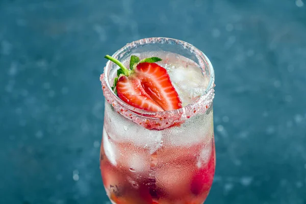 샴페인 딸기상 그리아를 얼음으로 넣는다 레모네이드 아이스티 — 스톡 사진