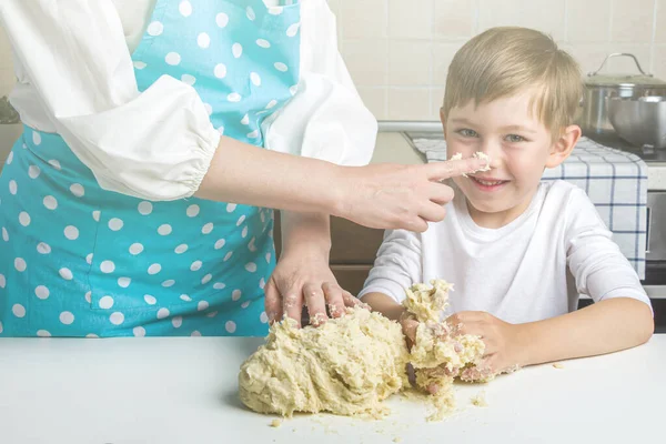 Mãe Filho Amassando Massa Massa Pão Para Assar Cozinha Casa — Fotografia de Stock