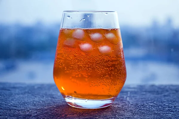 Olasz Aperol Spritz Alkoholkoktél Jégkockákkal Nyári Frissítő Narancsos Ital Keserű — Stock Fotó