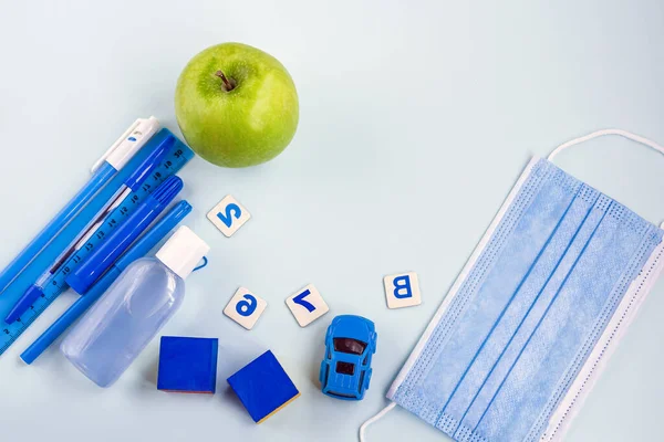 Educação Voltar Conceito Escola Conjunto Material Escolar Azul Máscara Facial — Fotografia de Stock