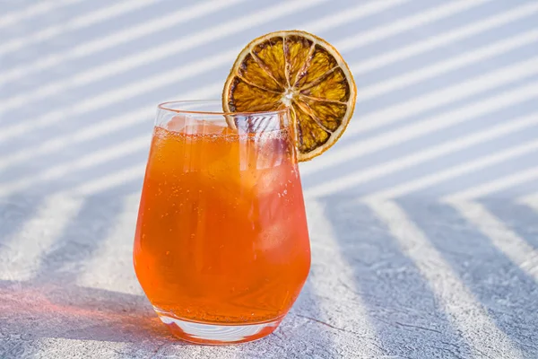 Orangencocktail Mit Whiskey Likör Und Orangenschale Sommer Erfrischendes Orangengetränk Mit — Stockfoto