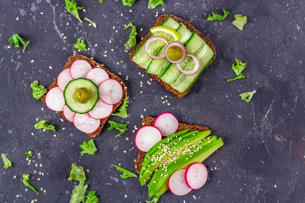 超级食物开放素食三明治与不同的外皮 萝卜在黑暗的背景 健康饮食 有机蔬菜食品 复制文字空间 — 图库照片
