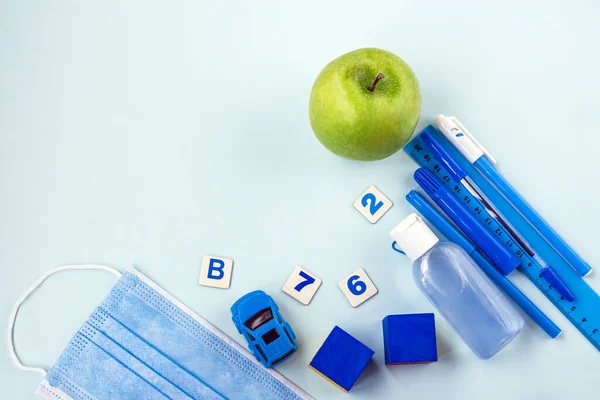 Educação Voltar Conceito Escola Conjunto Material Escolar Azul Máscara Facial — Fotografia de Stock