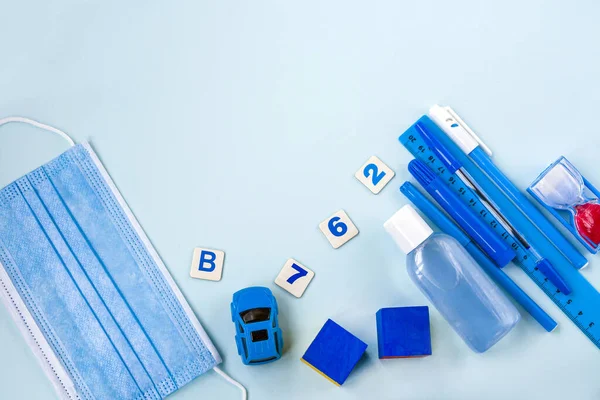 Educação Voltar Conceito Escola Conjunto Material Escolar Azul Máscara Facial — Fotografia de Stock