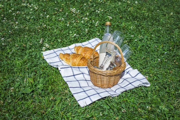 Romantic Autumn Picnic Lunch Outdoors Wicker Basket Baguette Bottle Rose — Stock Photo, Image