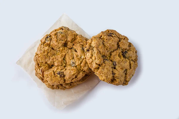 Hemlagade Havregryn Cookies Med Russin Och Choklad Vit Bakgrund Hälsosamt — Stockfoto