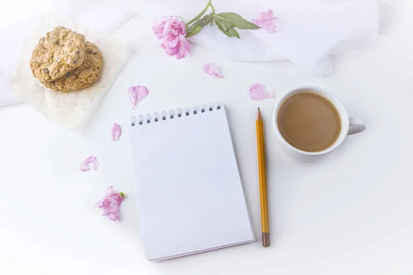 Piatto Laici Fiori Romantica Natura Morta Tazza Caffè Mattutina Colazione — Foto Stock