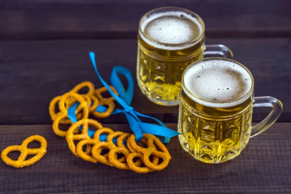 Concepto Del Festival Octubre Taza Cerveza Con Bocadillos Sal Pritzels —  Fotos de Stock