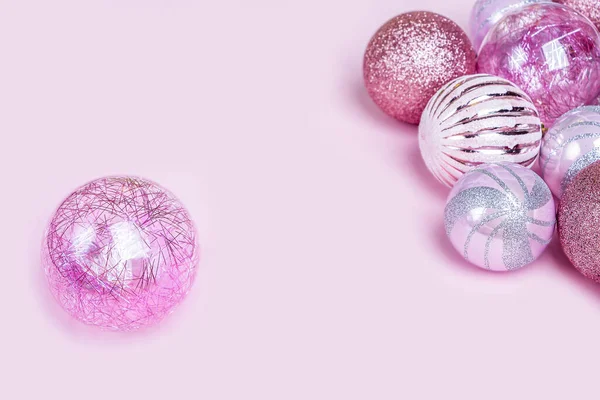 Composizione Natalizia Set Decorazioni Rosa Natale Palline Lucide Sfondo Pastello — Foto Stock