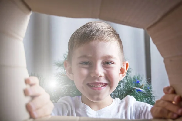 Kid Menino Idade Ano Caixa Presente Abertura Caixa Olhando Para — Fotografia de Stock