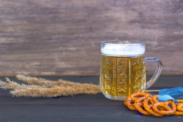 Concepto Del Festival Octubre Taza Cerveza Con Bocadillos Pritzels Sal —  Fotos de Stock