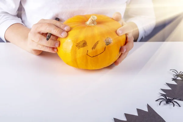 Feliz Halloween Mano Del Niño Dibuja Cara Calabaza Con Marcador —  Fotos de Stock