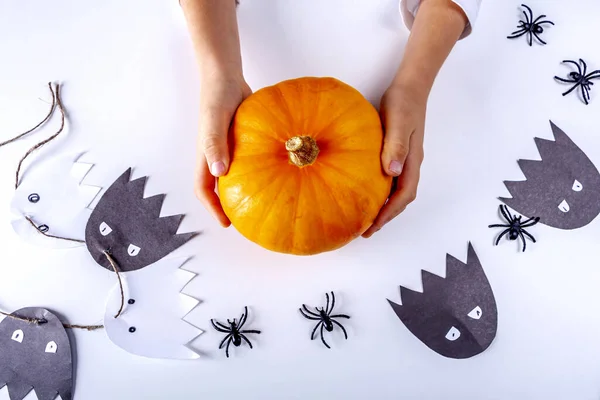 Feliz Halloween Mano Niño Sosteniendo Pequeña Calabaza Fantasma Papel Hecho —  Fotos de Stock