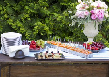 Öğle yemeği dışarıda. Şenlik li büfesi. Düğün. Atıştırmalık -lar