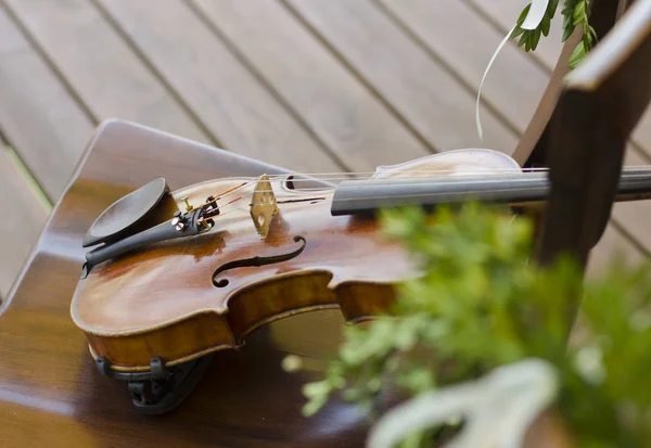 木製の椅子に美しいバイオリン 結婚式の装飾 — ストック写真