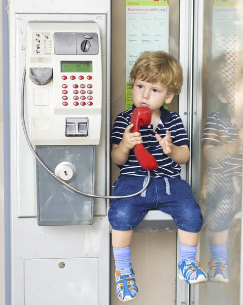 Ребёнок Разговаривает Стационарному Телефону Мальчик Телефонной Будке Красный Телефон — стоковое фото