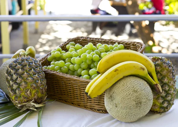 Picknick Fruit Tafel Appels Ananas Druiven Bananen — Stockfoto