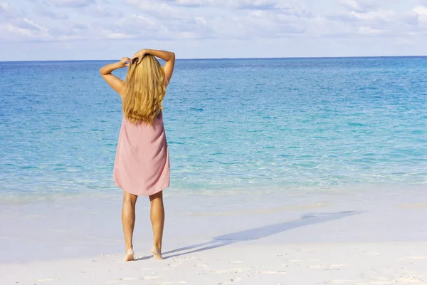 Belle Jeune Fille Sur Plage Jeune Blonde Tient Arrière Caméra — Photo