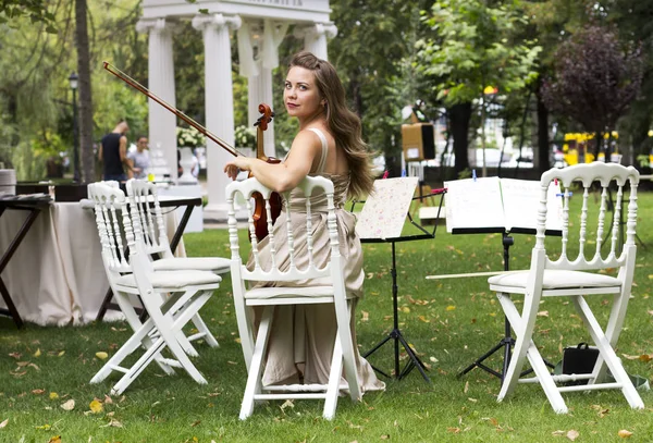 Beautiful Girl Violin Long Dress Girl Long Hair Sits Back — Stock Photo, Image