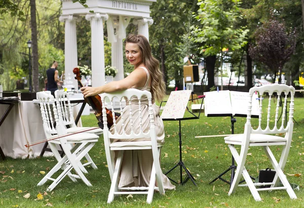 Belle Fille Avec Violon Dans Une Robe Longue Fille Aux — Photo