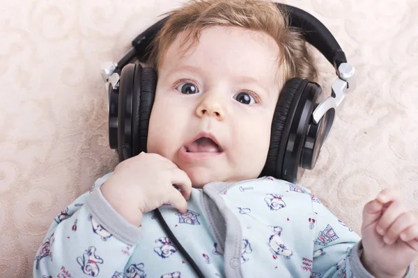 Bébé Dans Grand Casque Enfant Surpris Écoutant Musique — Photo