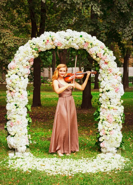 Young Beautiful Girl Plays Violin Wedding Arch Bride Long Blond — Stock Photo, Image