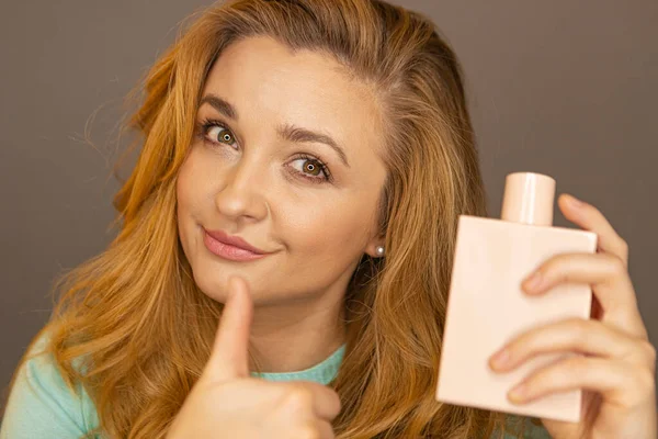 Young Girl Sniffs Perfume Beauty Blogger Testing Perfume Young Girl — Stock Photo, Image