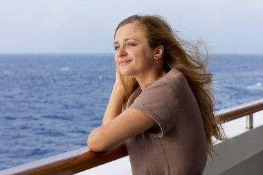 Güvertede genç bir kadın. Yolcu gemisinde bir kız.