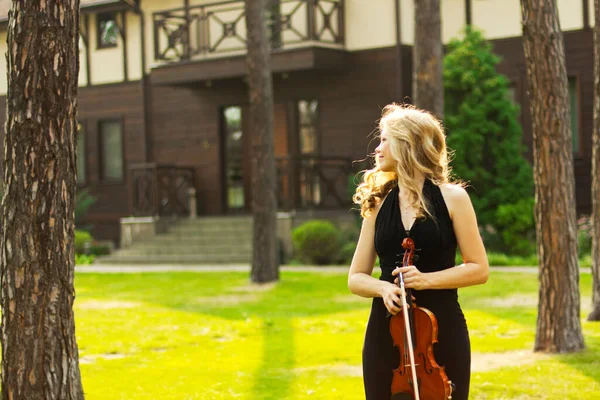 Jeune Femme Robe Longue Avec Violon Dans Les Mains — Photo